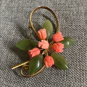 Vintage Carved Coral & Green Jade Floral Brooch – Gold Tone – Peachy-Pink Roses